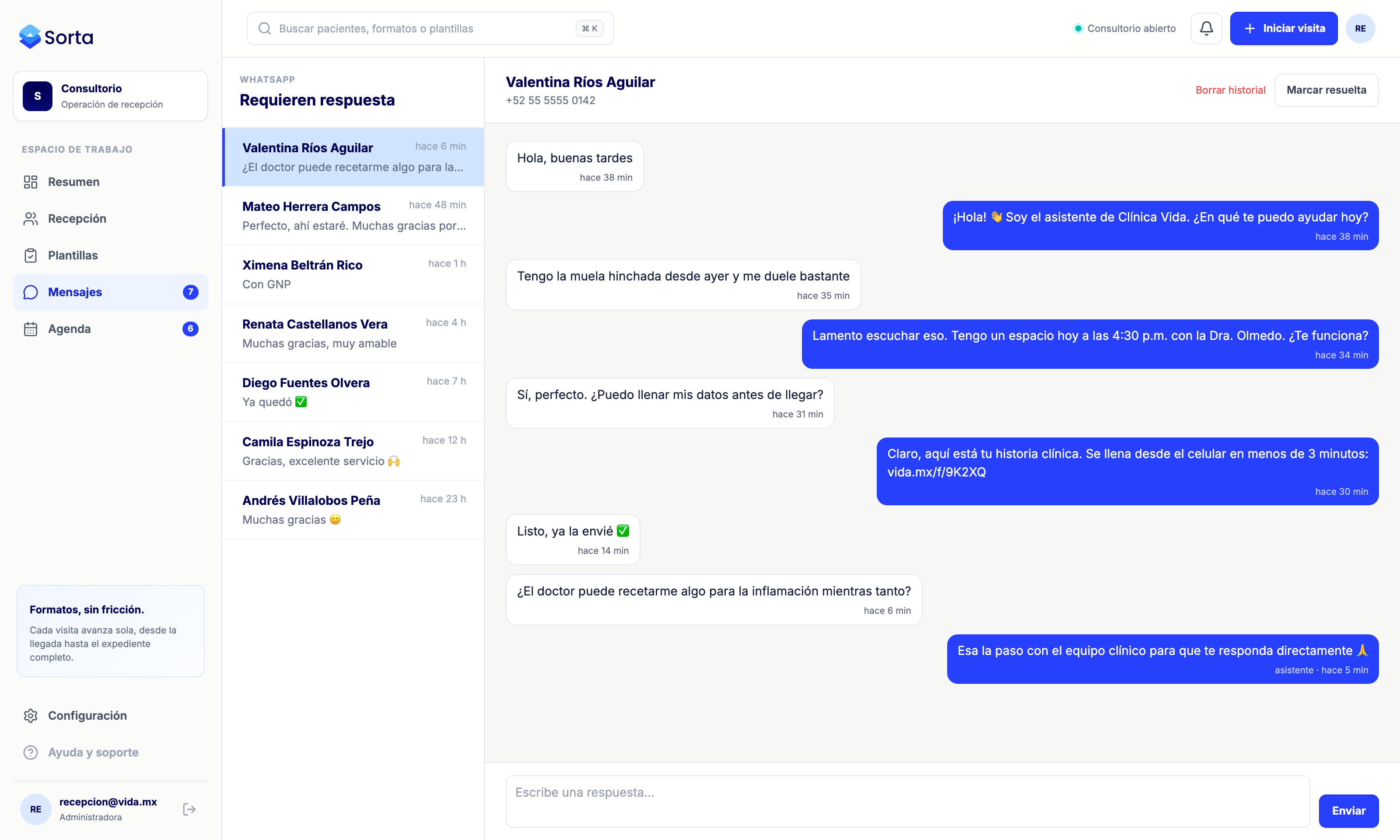 Interfaz real de la bandeja de WhatsApp de Sorta con una conversación ficticia en español sobre una cita, el llenado de formatos y el seguimiento por el equipo clínico